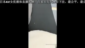 成城のかわいいロリ少女は小道具を使ってオナニーして誘惑します。彼女はパンティを脱ぎ、バイブレーターで膣に無毛の小道具を挿入します。彼女はバスルームのトイレで自分自身を触ります。