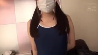 敏感的女學生，其敏感度因春藥乳頭和她的乳頭暨而增加