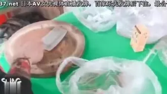 A celebridade popular da Internet Xiaoyuan se desafia a seduzir um vendedor de frango no mercado. Ela mente para o dono de um vendedor de frango que se esqueceu de trazer sua carteira e pede que ele a entregue em sua porta para seduzi-lo e fazer sexo. é sacanagem P original.