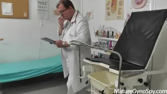 A médica Voyeur tirou fotos gordinhas durante seu exame ginecológico - Estação P Europa e América - Vídeos eróticos para adultos