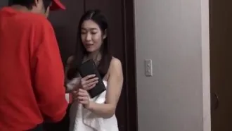 Repartidor expone deliberadamente su pene erecto para seducir a una mujer casada