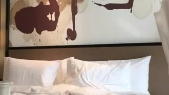 Hochauflösend in einem Hotel gefilmt, wo er seine kleine Freundin wie verrückt fickte. Er wurde verdächtigt, es mit Gewalt tun zu müssen.