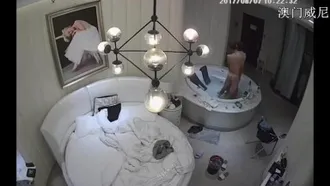 The white bathtub room secretly filmed the young man having sex violently in the bathtub. The female patron was playing with her mobile phone and then started the second sex within a few minutes.