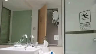 Una pareja joven se registró en una habitación de hotel y se tomaron selfies, teniendo sexo delante y detrás del espejo del baño, su conversación fue clara y gritaron.