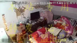 Un couple de travailleurs fait l'amour passionnément dans une maison de location en désordre après que leurs enfants dorment, portent des maillots et font semblant d'être mignons.