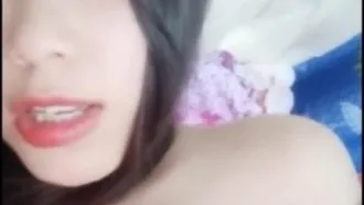 [Chinese anchor leaked] A beautiful young woman with good looks and temperament shows herself touching herself in bed. She rubs her breasts, raises her ass and rubs her pussy. It’s pink and hairy. It’s very tempting. If you like it, don’t miss it.
