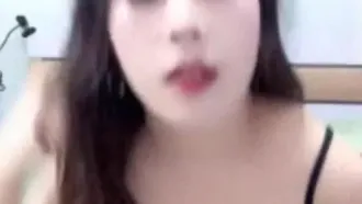 [Chinese anchor leaked] A good-looking girl with big red lips masturbates in sexy see-through outfit, masturbates with props, JJ oral sex, vibrator vibrator, lifts her butt and fucks her. It’s very tempting. Don’t miss it if you like it.