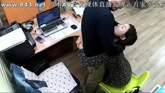 公司摄像头破解偸拍下班后经理与碎花连衣裙文员用电脑看黄片一起研究性爱动作在办公桌前打一炮