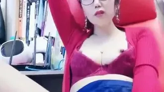 The slutty female teacher squirts and teaches English online. The sexy female teacher uses a vibrator as a teaching stick to tell you how to pronounce vagina, clitoris and breasts in English!