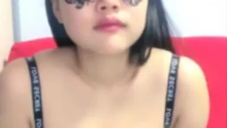 [Chinese anchor leaked] Masturbation show of a girl with big breasts and a good-looking face mask. Her labia are large and small, and the massager and vibrating nipple clamps are very tempting. If you like it, don’t miss it.
