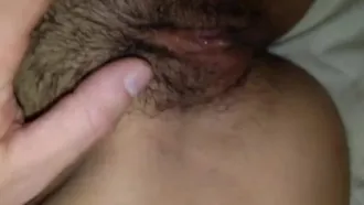 Une vidéo d'une beauté super mignonne haletante avec une bite bien dure ! Masturbation après un creampie !