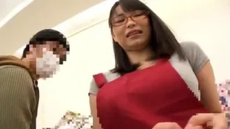 地味で巨乳な新人バイト 吉永あかね