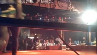 某乡下的脱衣酒吧~深夜的脱衣女郎表演总是能让土豪掏钱出来!!摇滚区还有特别福利~