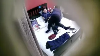 中午午休和单位漂亮女同事到钟点房来一炮后入她的白嫩大屁股