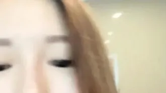 交友网站上约炮刚离婚的年轻妹妹~酒店重口味开房间大玩