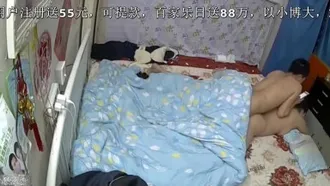 性感漂亮的大胸美女被老公边操边玩手机不知说了什么突然拿个超大电动鸡巴插的大叫后又狠狠操她