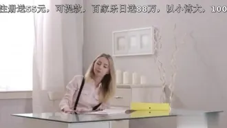 这个灵活的年轻女孩被强壮的黑色螺柱主宰