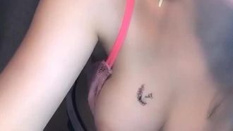 L'ancre féminine avec une belle apparence et de beaux seins fuit et est tentante. Les seins sont gros et dressés. Les mamelons sont très gros et ont l'air très séduisants.