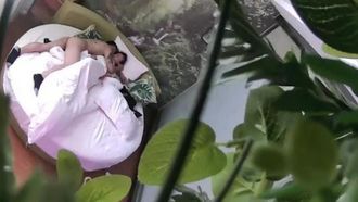 丰满性感的美女酒店不愿意和认识没多久的纹身男啪啪,被男的3次扑倒在床上最后强插进去干完后再操时乖乖配合!.MP4