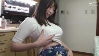 La mia vicina è una vedova troia e tettona! 2 Quando sono andato nella stanza accanto per salutare la mia nuova casa, ho visto una ragazza che non indossava reggiseno, che metteva in mostra il suo seno grande e mostrava la sua frustrazione con tutte le sue forze.