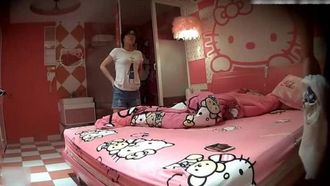 可愛特色房平頭大叔與外表淳樸大學生眼鏡妹開房啪啪啪妹子身材高挑體形不錯射精有意思全整地板上了1