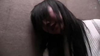 Il debutto AV di una idol hard masochista che infrange i sogni dei suoi fan. Una vera idol underground passa il microfono ad un cazzo e regala una serie di orgasmi masochisti estremi a Karen! Kokoro Aoi