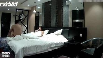 Blutige Empfehlung – Eine seltene, offene Aufnahme einer schönen jungen Frau mit eleganten langen Haaren und einem Internetnutzer-Treffen in einem Hotel. Plötzlich kam die Freundin des Internetnutzers herein und wollte einen Dreier haben. Die junge Frau war nicht einverstanden und wurde von ihr hart gefickt Internetnutzer!