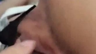 美乳で巨乳のセクシーなネット有名人がストーリーに絡んでいるのですが、彼女はリビングで夕食をとっていたのですが、仕事から帰ってきた義兄にレイプされました。お義兄さん、私のオマンコに激しく射精してください！