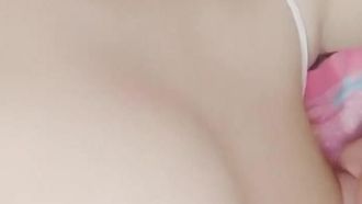 Une belle jeune femme vêtue de vêtements blancs expose ses seins à la tentation. Elle allaite et exprime son lait. Elle est très tentante. Si vous l'aimez, ne le manquez pas.