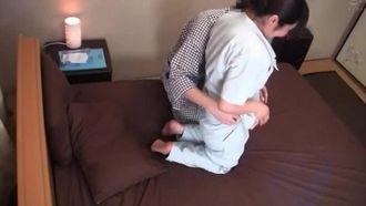 Una mujer madura en un salón de masajes saludables ve mi erección muscular...