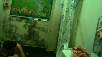 Una telecamera nascosta ha filmato di nascosto una ragazza dai seni grandi che faceva il bagno nel bagno pubblico di una casa in affitto di genere misto 1