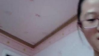 La liceale di prim'ordine con gli occhi senza peli si fa selfie nuda e fa selfie. Ha una bella figura e il seno rosa 1