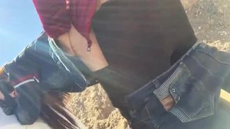 野生の革パンツを履いた最高の女の子が通りすがりの見知らぬ男に犯され、最後には口頭で犯されました 1