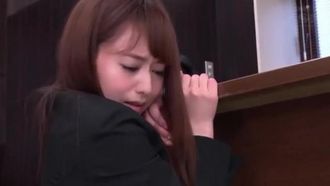 平然と性交 初めてメインキャスターに抜擢された私は視聴率の為なら生放送中にマ●コを弄られてもチ●ポをブチ込まれアへ顔を晒しても原稿を読み続けるセックス中毒の