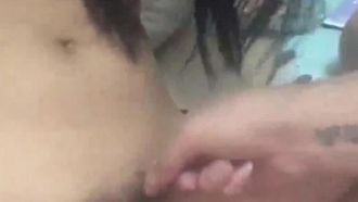 東北のおかしな若者たちのグループのようだ。 男の子と女の子が裸で地主争いをしている。 女の子は、陰毛を抜くのが難しいと言う。対話が面白い。
