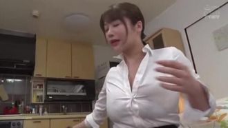 オイルぬるぬる爆乳むっちりセールスレディの誘惑 益坂美亜
