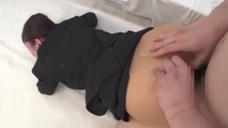 El Espejo Mágico ¡Muestra tu cara! Limitado a bellezas trabajadoras. ¡Una oficinista de hermosas piernas que trabaja para una importante empresa tiene su primera experiencia de orgasmo mientras usa pantimedias! La tocaron en pantimedias hasta que quedaron manchas de humedad.
