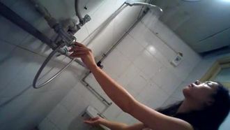 Os grossos pelos púbicos pretos da estudante de olhos grandes tomando banho são tão atraentes