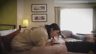 Un video voyeur in cui una nuova, bellissima massaggiatrice matura viene confusa dall'erezione di un giovane cliente e finisce per fare sesso con lei.
