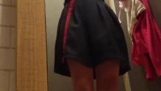 Une caméra est installée dans la cabine d'essayage d'un magasin de lingerie pour filmer en secret une belle cliente en train de changer ses sous-vêtements en version HD