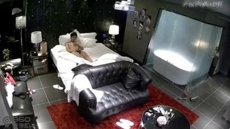 水滴攝影機偷拍：主題飯店豪華套房眼鏡男同學一邊看電影一