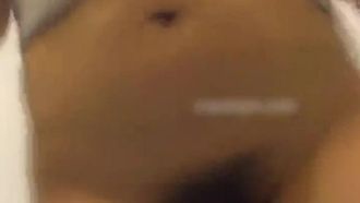 Eine wunderschöne Moderatorin aus Jiangsu steckt einen Vibrator in ihre Muschi und startet eine vibrierende Live-Übertragung in einem Einkaufszentrum mit ständigem Verkehr.