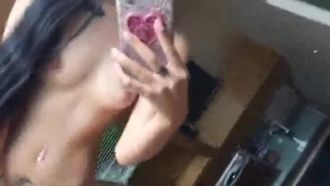 Il raro video B senza peli della migliore giovane modella Weibo, Kitty, è trapelato. Questo tipo di donna dovrebbe restare a letto 24 ore al giorno e lasciare che gli uomini la scopino senza sosta.
