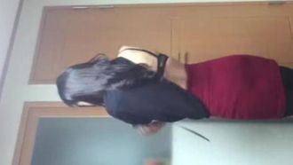 Une beauté d'une université célèbre enlève ses vêtements un à un à la maison puis prend passionnément un selfie avec son petit ami