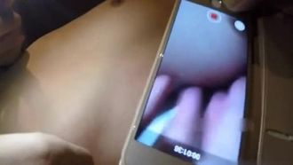음란한 남자는 밤에 야외 바비큐장에서 흰색 티셔츠를 입은 장발 미녀와 데이트를 하고 술을 마신다.