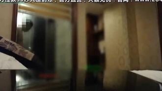 Un camarade de classe du collège l'a emmenée dans un bar pour prendre quelques collations en fin de soirée, puis est allé à l'hôtel pour la baiser, la faisant crier.