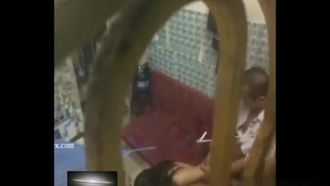 Als er aus dem Fenster blickte, sah er, wie sein Kollege Qiangzi auf dem Sofa Sex mit seiner schönen Frau_GC935SDA hatte