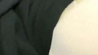 变态哥套路两个工厂妹子回家喝酒下药灌倒一块干苗条妹子药