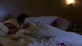 彼女の背中に隠れて、彼は失恋したばかりの親友とセックスしました_GC910FEA