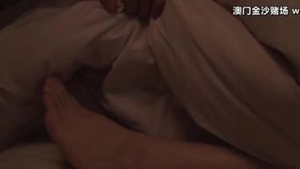 NASH-142 Una madre matura e lasciva interagisce con suo figlio mentre suo marito dorme